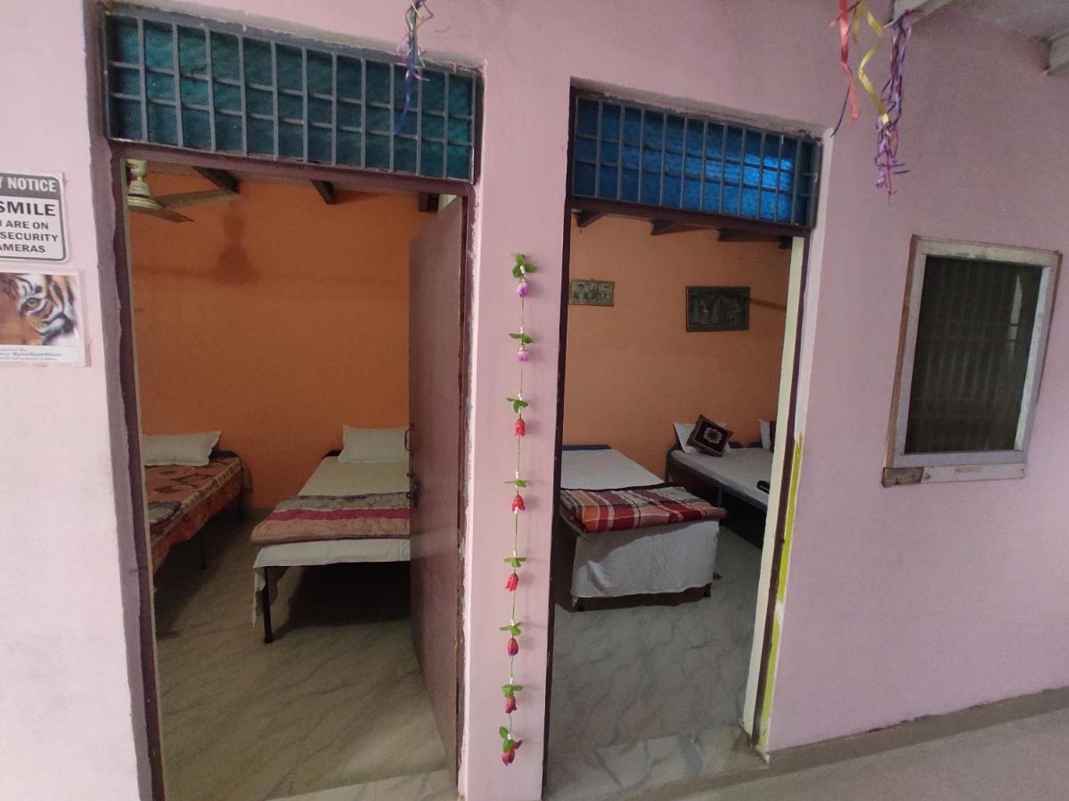 Superinn Home Stay& Guest House آغْرا المظهر الخارجي الصورة